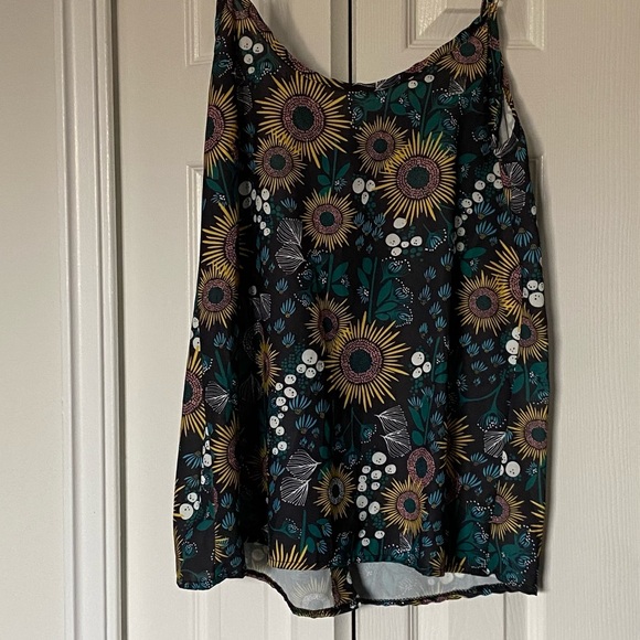 Beautiful flowy tank top blouse - Picture 2 of 2